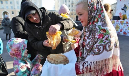 В Архангельской области Масленицу традиционно отметили народными гуляньями и «блинным хороводом»