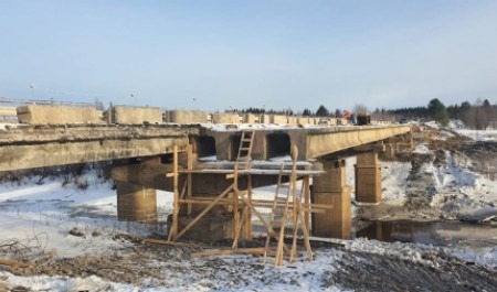 В Плесецком округе продолжается ремонт моста через реку Иксу