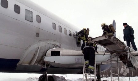 Жёсткая посадка и возгорание в салоне самолета — по такой легенде прошли масштабные учения пожарных