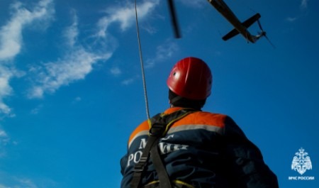 Дальневосточные спасатели МЧС России отработали навыки беспарашютного десантирования