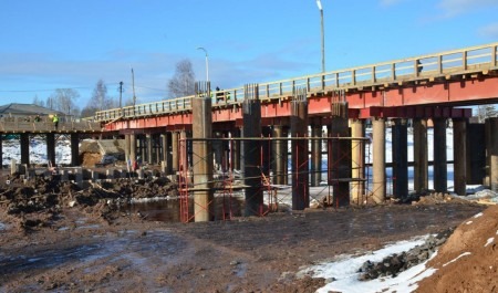 В Онежском районе продолжается строительство моста через реку Вонгуда