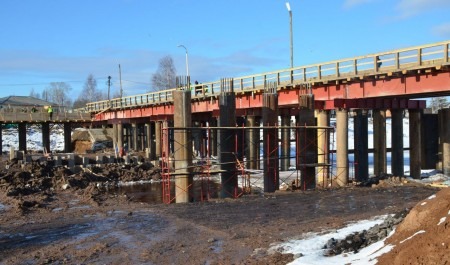 В Онежском районе продолжаются масштабные работы по капитальному ремонту моста через реку Вонгуду