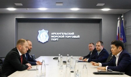 Перспективы экспортного потенциала Архангельского морского торгового порта обсудили на встрече с Романом Чекушовым