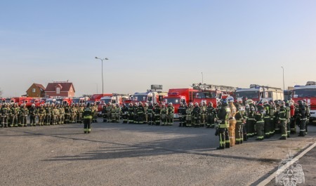 Огнеборцы МЧС России в Волгограде отточили навыки ликвидации пожара в торговом центре