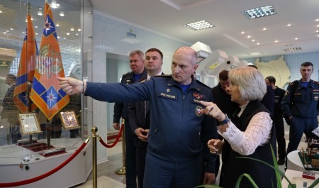 Александр Куренков в рамках рабочей поездки посетил региональный главк и специализированную пожарно-спасательную часть в Омске