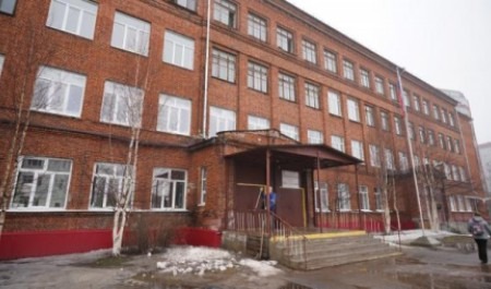 Глава Архангельска проверил темпы капремонта в соломбальской школе 