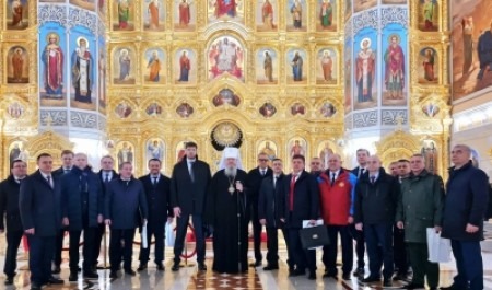Митрополит Корнилий встретился в Михаило-Архангельском кафедральном соборе с делегацией высокопоставленных руководителей 