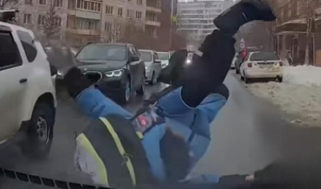 В Архангельске школьник бросился под колеса автомобиля: это попало на видео