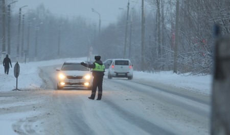 ГИБДД призывает водителей и пешеходов быть внимательными в сложных погодных условиях