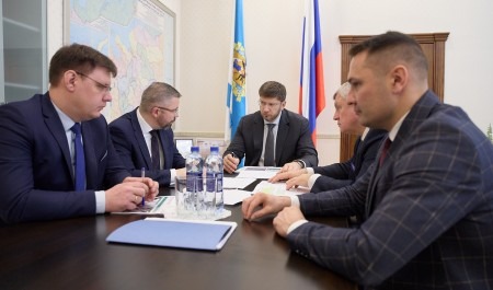 Первый замминистра строительства и ЖКХ РФ Александр Ломакин провел в Архангельске совещание по развитию региона