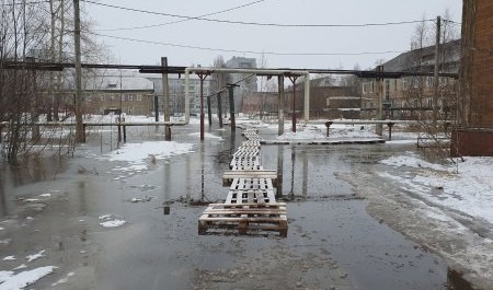 Талые воды затопили поселок Гидролизного завода