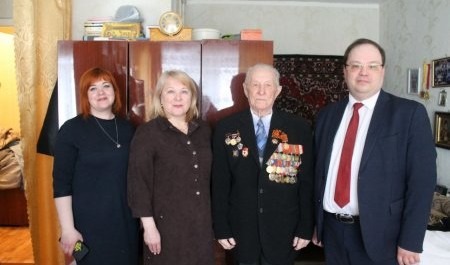 Однопартийцы поздравили старейшего единоросса Архангельской области