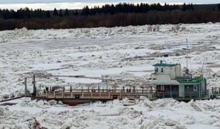 В Архангельской области ледоход снес самоходный паром