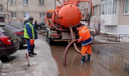 Бригады РВК-Архангельск в круглосуточном режиме откачивают талые воды