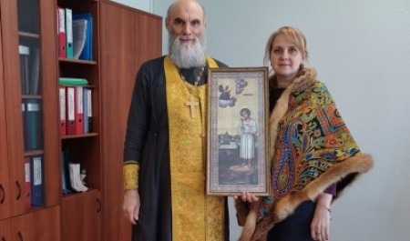 Священник Олег Тряпицын подарил архангельской школе №95 икону праведного отрока Артемия Веркольского