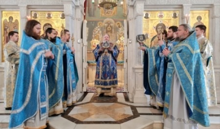 Митрополит Корнилий совершил Божественную литургию в праздник Похвалы Божией Матери