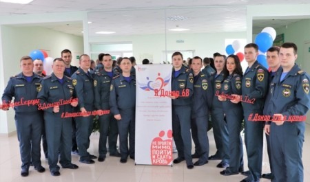 Пожарные и спасатели МЧС России сдали кровь в Национальный день донора
