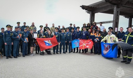 «Легендарный вызов»: пожарные и спасатели из разных регионов России преодолели 800 ступеней на севастопольском мысе Фиолент