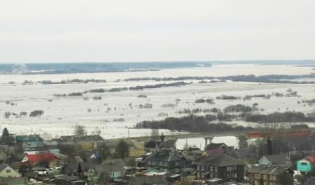 В Холмогорском округе, где начало топить дома, решили взорвать лед на реке