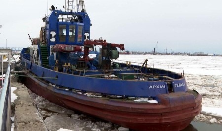 Из-за сложной ледовой обстановки в Архангельске прекратили работать буксиры