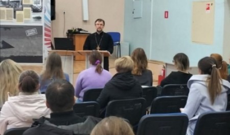 Священник Александр Григорьев поучаствовал в родительском собрании в одной из крупнейших школ Архангельска