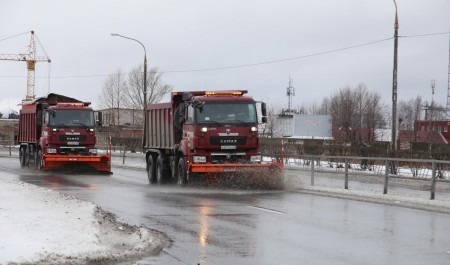 Снегопад в Северодвинске вновь вывел на дороги зимнюю технику