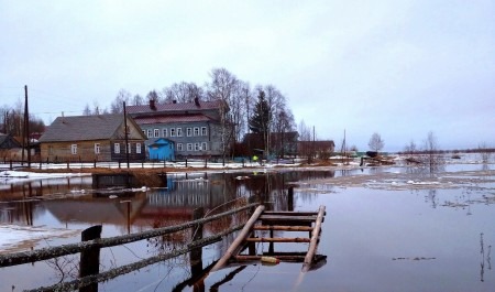 К домам жителей Холмогорского округа продолжает подступать большая вода 