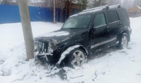 В Архангельской области внедорожник влетел в столб после ДТП: пострадали люди