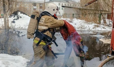 В Архангельске пожарные спасли женщину от огня