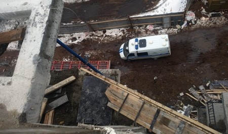 В Архангельске при падении с высоты 6 этажа погиб рабочий
