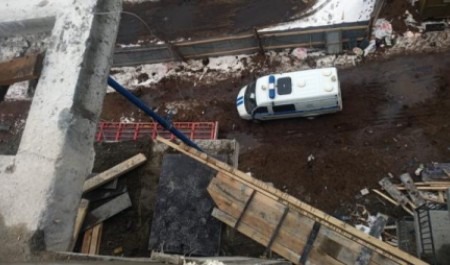 В Архангельске рабочий сорвался с высоты на стройке: он погиб на месте