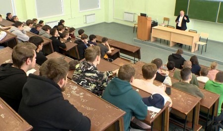 В САФУ в преддверии Дня российского парламентаризма депутаты областного Собрания провели лекции