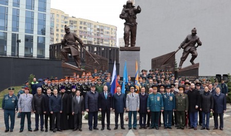 В Екатеринбурге торжественно открыли памятник пожарным