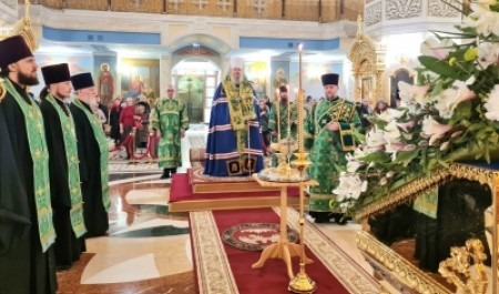 Митрополит Корнилий в канун Вербного воскресенья совершил всенощное бдение в Михаило-Архангельском соборе 