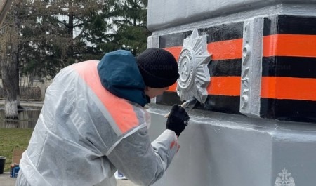 Курсанты Ивановской академии МЧС России привели в порядок памятник бойцам ВОВ после завершения работ на реке Тобол