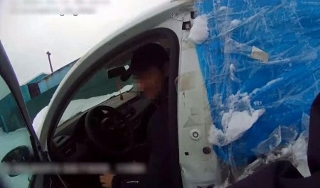 В Архангельске сотрудники полиции нашли в багажнике легковушки пакет с запрещенными веществами