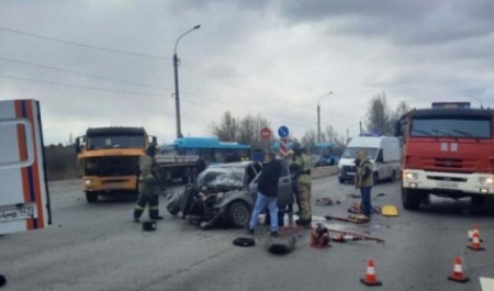 Водитель легковушки погиб в серьезном ДТП с грузовиком на окраине Архангельска