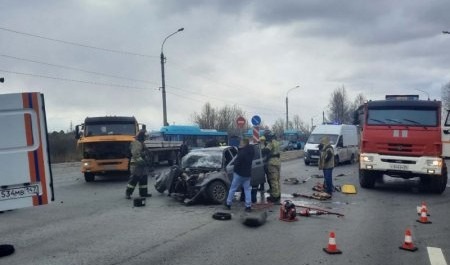 В Маймаксе при столкновении легковушки с грузовиком погиб человек