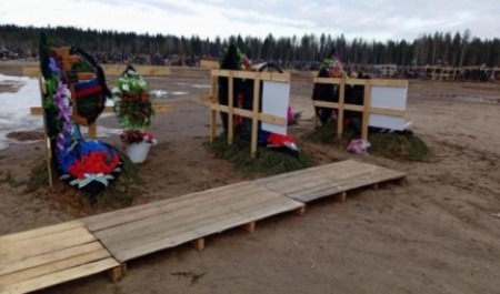 На затопленном кладбище под Архангельском, где похоронены бойцы СВО, откачали воду