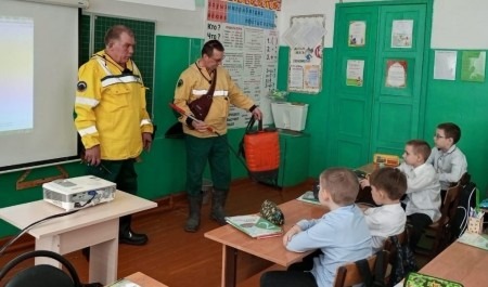 Специалисты лесного хозяйства Поморья проводят профилактические беседы по пожарной безопасности