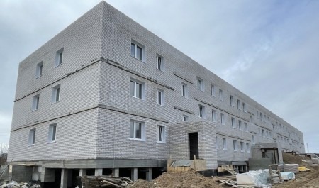 Подрядчик строительства социального дома в Емецке завершил кирпичную кладку стен