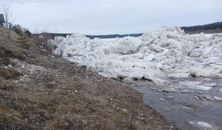 Акватория порта Архангельск очищается ото льда