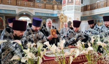 В Михаило-Архангельском соборе вынесли Плащаницу