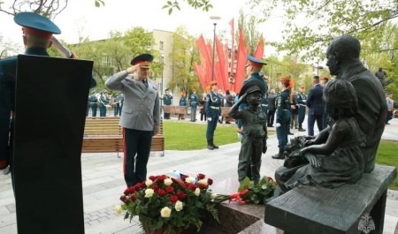 В Москве сотрудники МЧС России возложили цветы в честь Дня Великой Победы