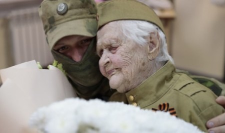 В Архангельске военнослужащие Росгвардии поздравили ветерана с 101-летием и предстоящим Днём Победы