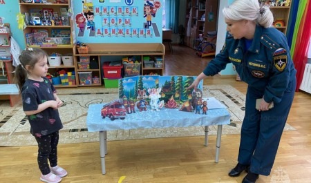 Сотрудники МЧС России провели противопожарные игры для дошкольников Свердловской области