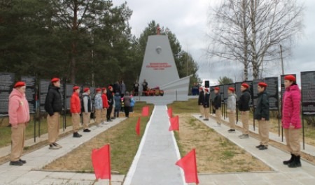 К Дню Победы в селе Павловск Вилегодского округа открыли обновленный обелиск