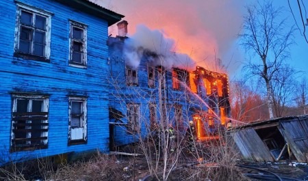 В Маймаксанском округе Архангельска горела жилая «деревяшка»