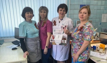 Более шести тысяч значков «Красная гвоздика» распространили волонтеры с начала всероссийской акции
