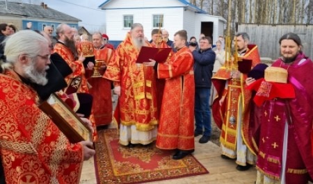Митрополит Корнилий 8 мая совершил Литургию в холмогорской Кехте и освятил памятник преподобному Антонию Сийскому